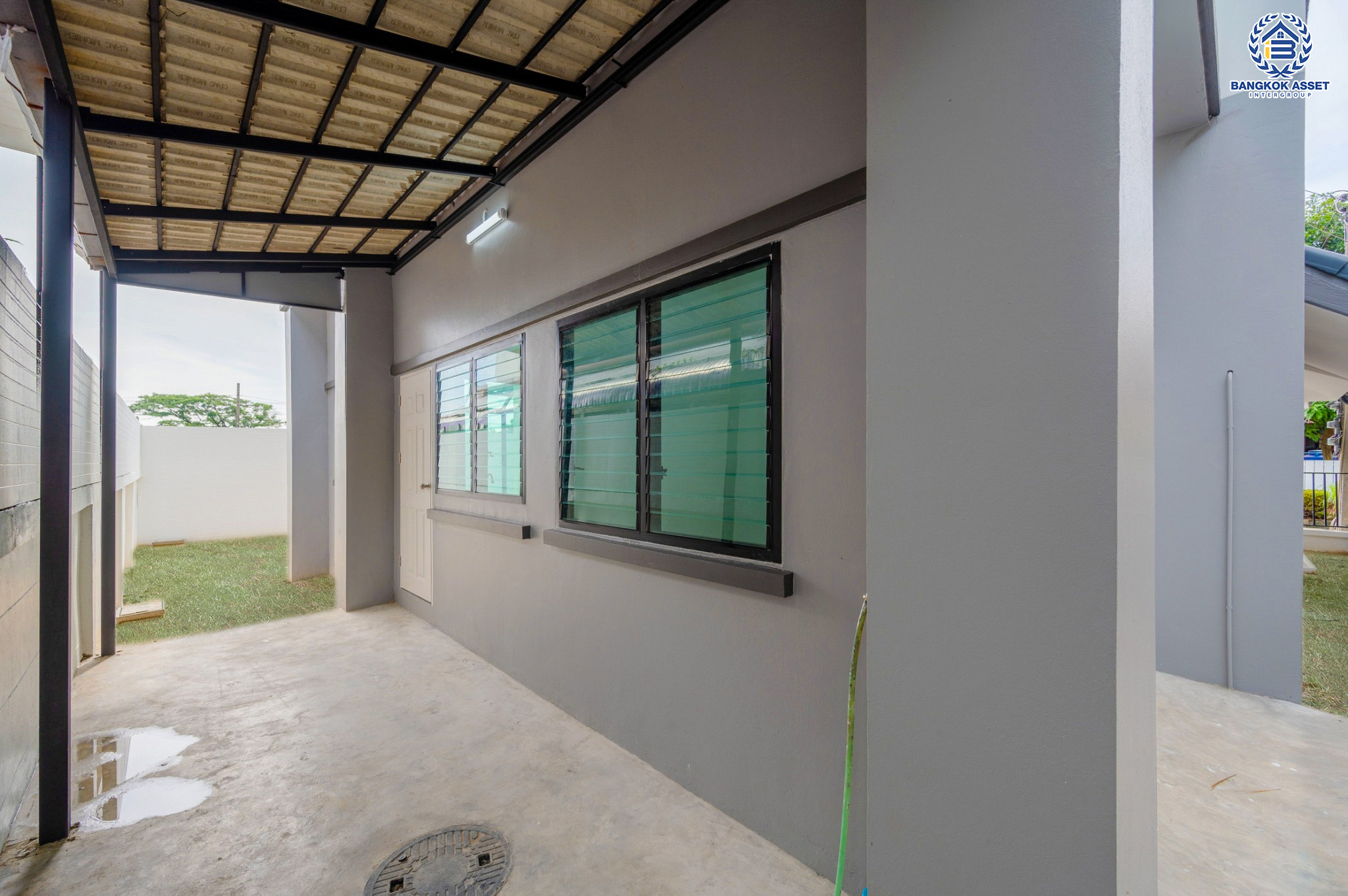 บ้านมือสองตกแต่งใหม่ โครงการ ปฐวีกาญจน์ ประชาชื่น-แจ้งวัฒนะ ทำเลโซนเมือง ดีไซน์สุด Classic ใกล้เซ็นทรัลแจ้งวัฒนะ สนามบินดอนเมือง เดินทางสู่ใจกลางเมืองได้อย่างรวดเร็วด้วย ทางด่วน"ศรีสมาน" และรถไฟฟ้าสายสีชมพู "สถานีเมืองทองธานี" บนเนื้อที่ 61.6 ตร.ว. ฟังก์ชัน 3 ห้องนอน 4 ห้องน้ำ 1 ห้องแม่บ้านพร้อมห้องน้ำ จอดรถได้ 2 คัน